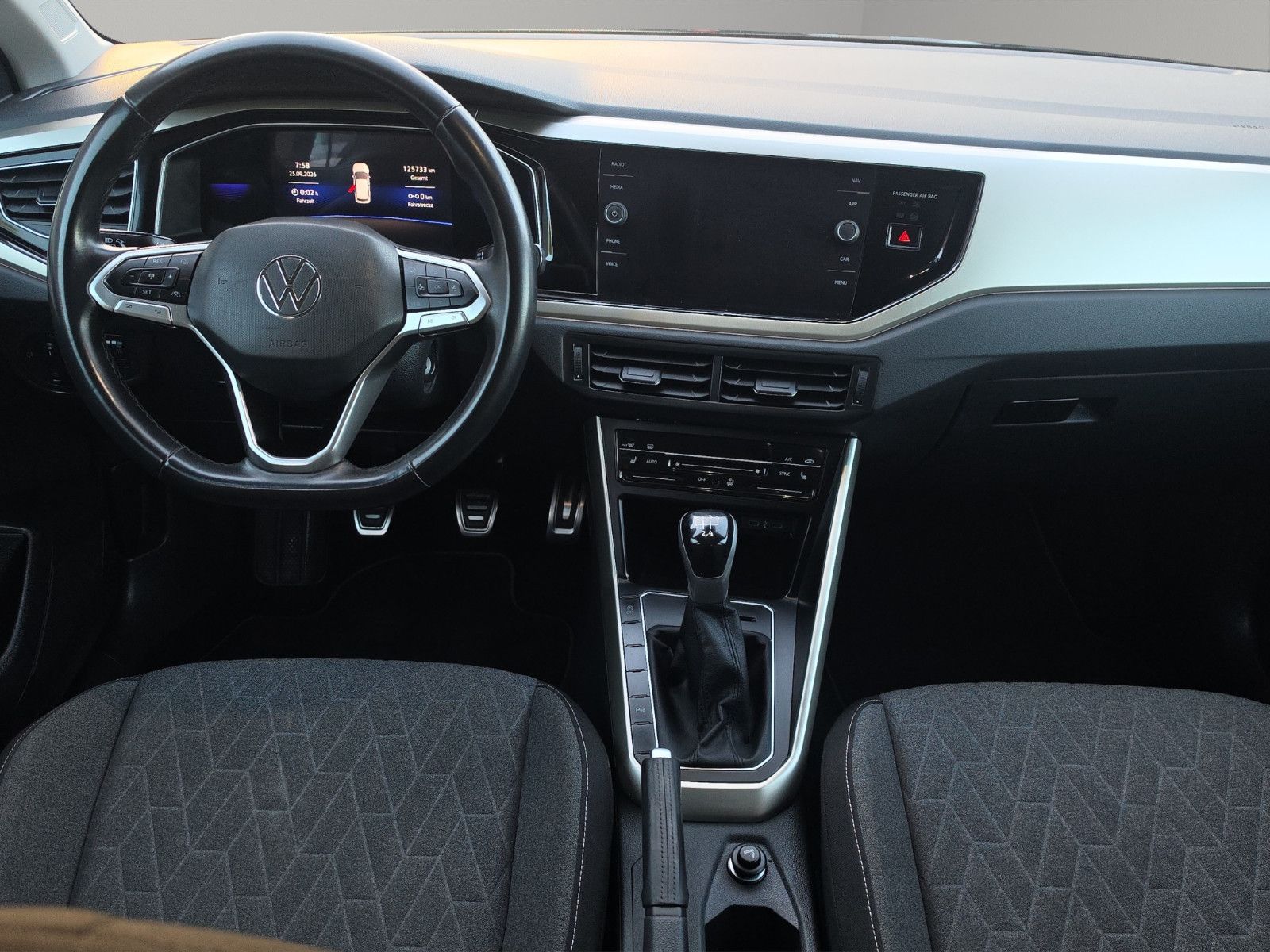 Fahrzeugabbildung Volkswagen Taigo Move AUS 1.HAND APP TEMPOMAT SHZ PDC