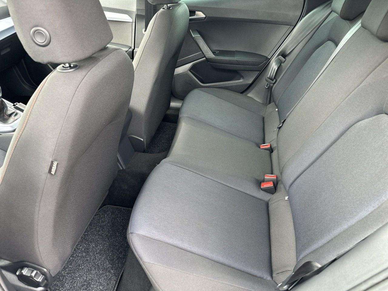Fahrzeugabbildung SEAT Arona FR 1.0 TSI 110PS-Virtual-LED-AHK* - mit KI generiert/bearbeitet