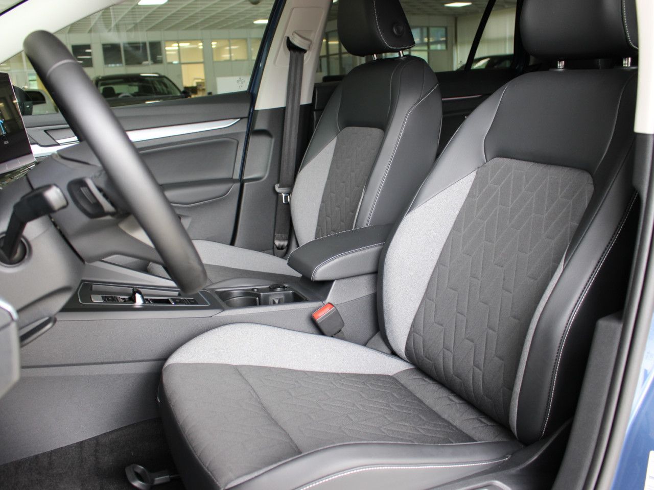 Fahrzeugabbildung Volkswagen Golf Variant 1.5 eTSI Goal 360/AHK/Navi/ACC