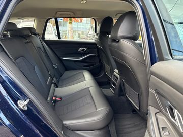 BMW 330e xDrive Touring A Head-Up DAB LED RFK Shz