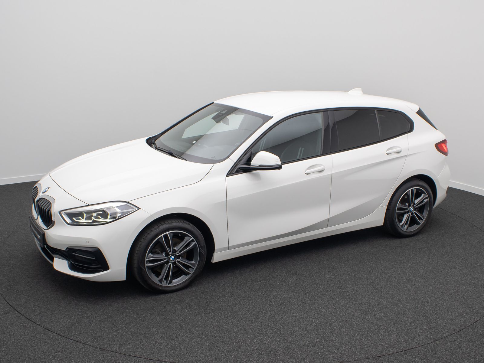 Fahrzeugabbildung BMW 118i Sport Line LED Navi DAB Tempomat