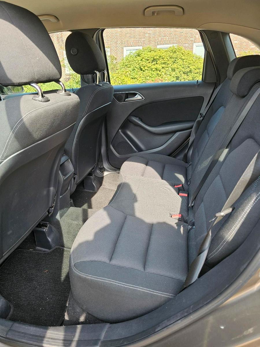Mercedes-Benz B180 2012 — photo 11