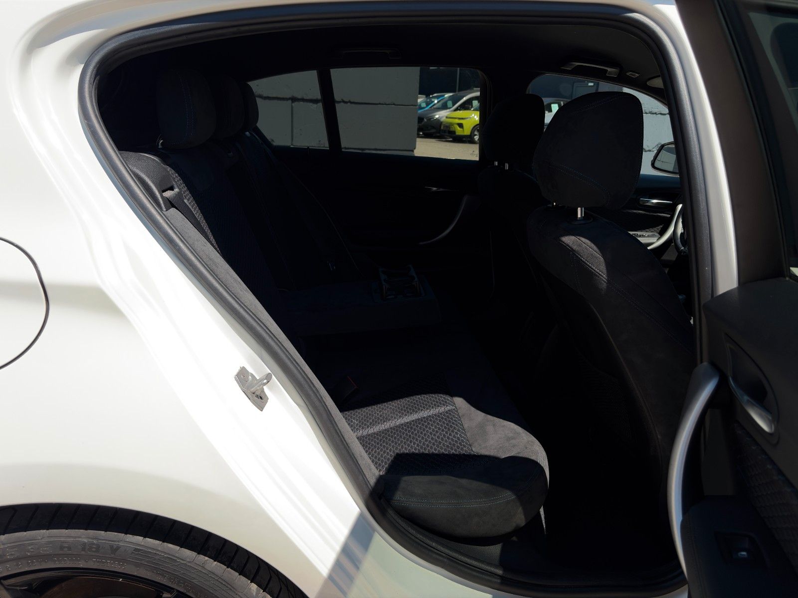 Fahrzeugabbildung BMW 118i M Sport Shadow Navi SHZ PDC LED BT HiFi