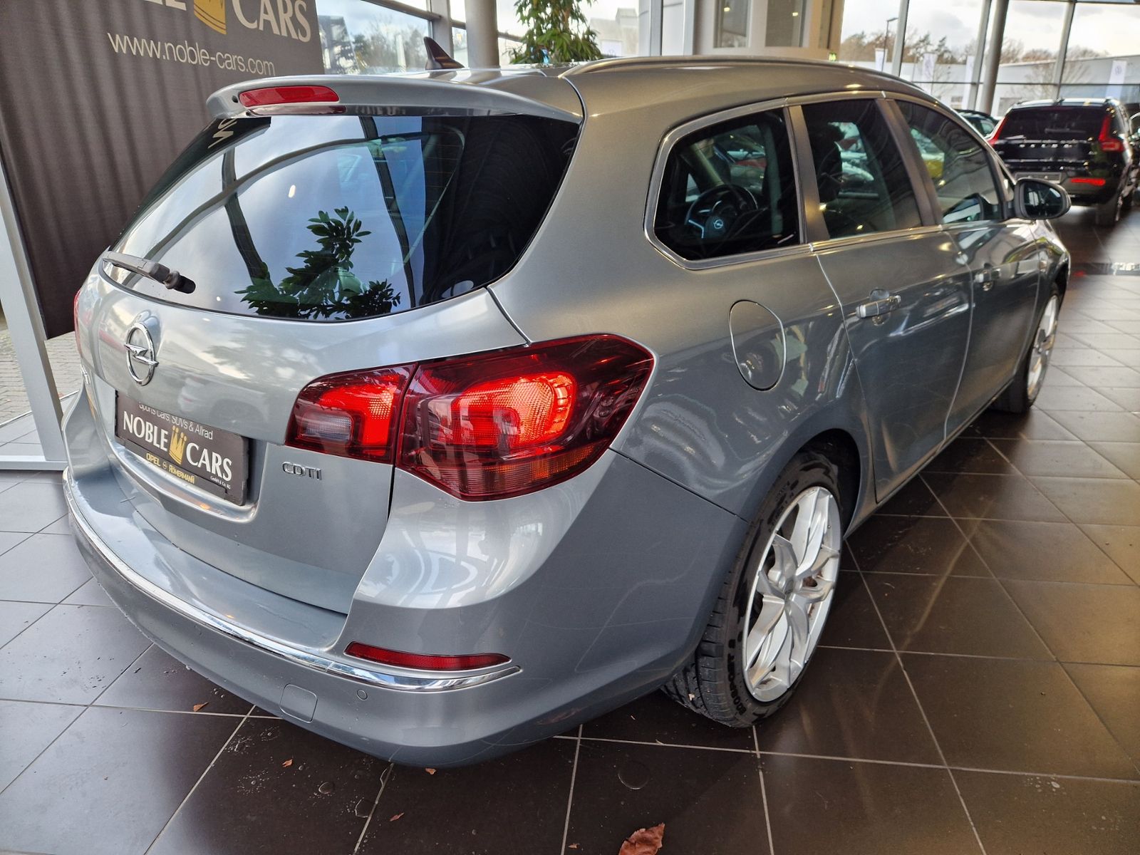 Fahrzeugabbildung Opel Astra J Sports Tourer Innovation XENON NAVI