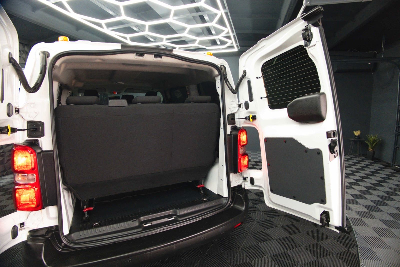 Fahrzeugabbildung Opel Vivaro Kombi S | 9 Sitze | Klima | DAB | TÜV NEU