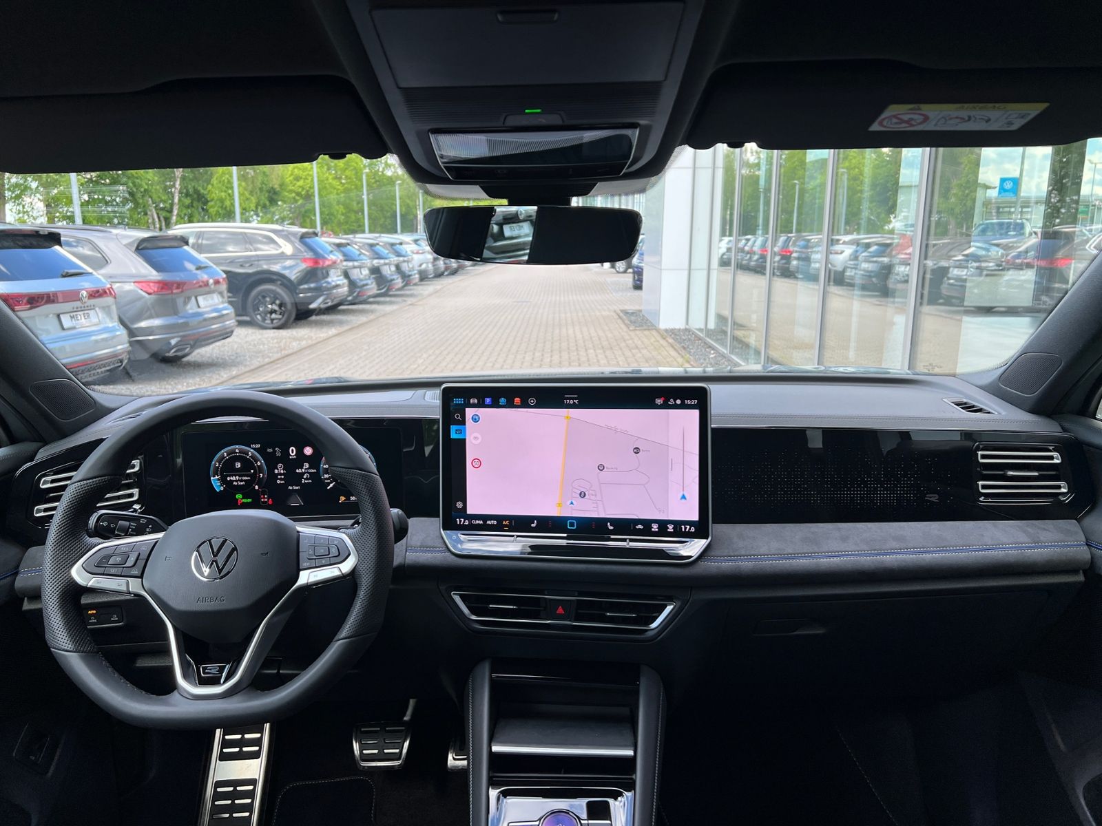 Fahrzeugabbildung Volkswagen Tiguan R-Line 1.5 eTSI DSG *AHK, IQ.Light, ACC,