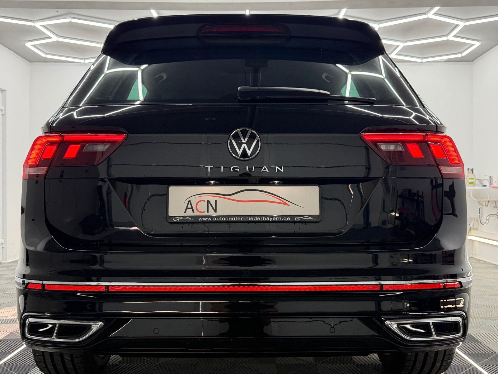 Fahrzeugabbildung Volkswagen Tiguan 2.0 TDI R-LINE/IQ-LED/KAMERA/ACC/AMBI+