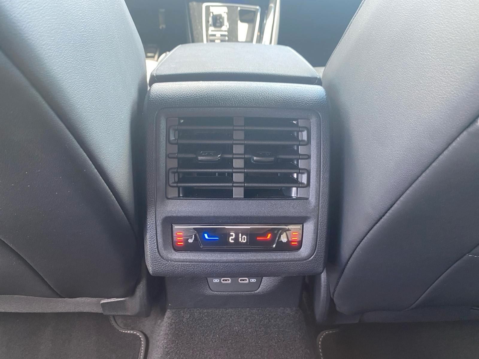 Fahrzeugabbildung Volkswagen Golf 2.0 TSI 4Motion DSG R-Line Black&Style
