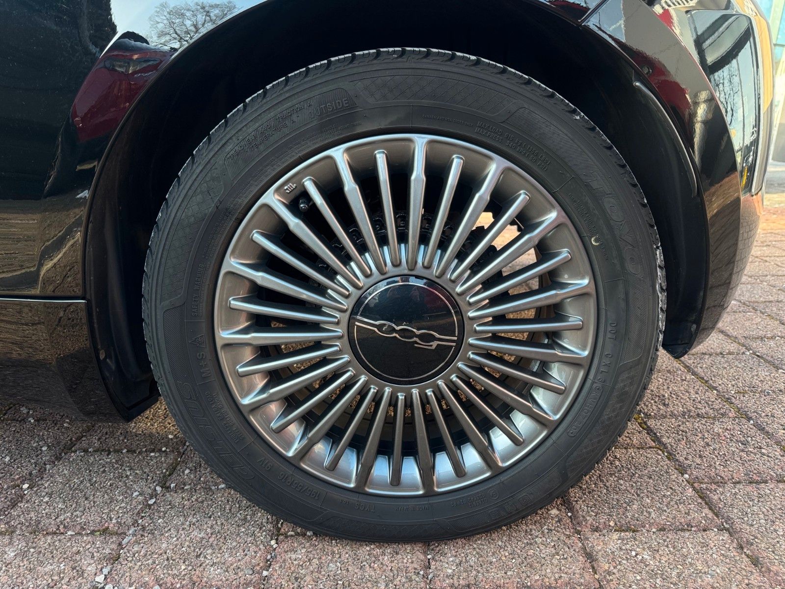 Fahrzeugabbildung Fiat 500e Icon NAVI GLASDACH KLIMA DAB 118PS