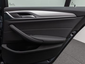 Fahrzeugabbildung BMW 530e xD Pano Kamera DAB HiFi Adapt. Fahrwerk 19"