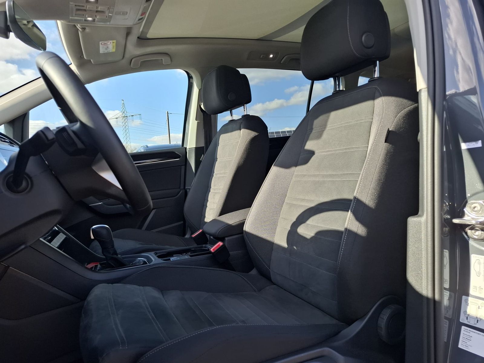 Fahrzeugabbildung Volkswagen Touran 2.0 DSG R-Line High BLACK Pano 7Si IQ AHK