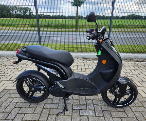 Peugeot E-LUDIX ELEKTRO ROLLER+ HELM