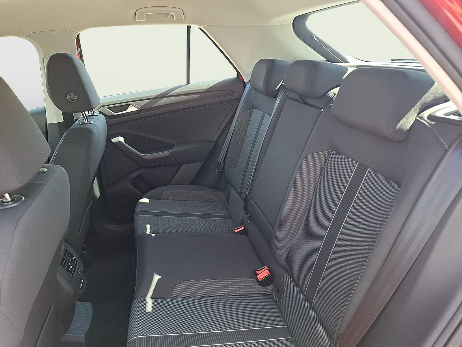 Fahrzeugabbildung Volkswagen T-Roc TSI Life DSG LED AHK Navi AID ACC RFK SH