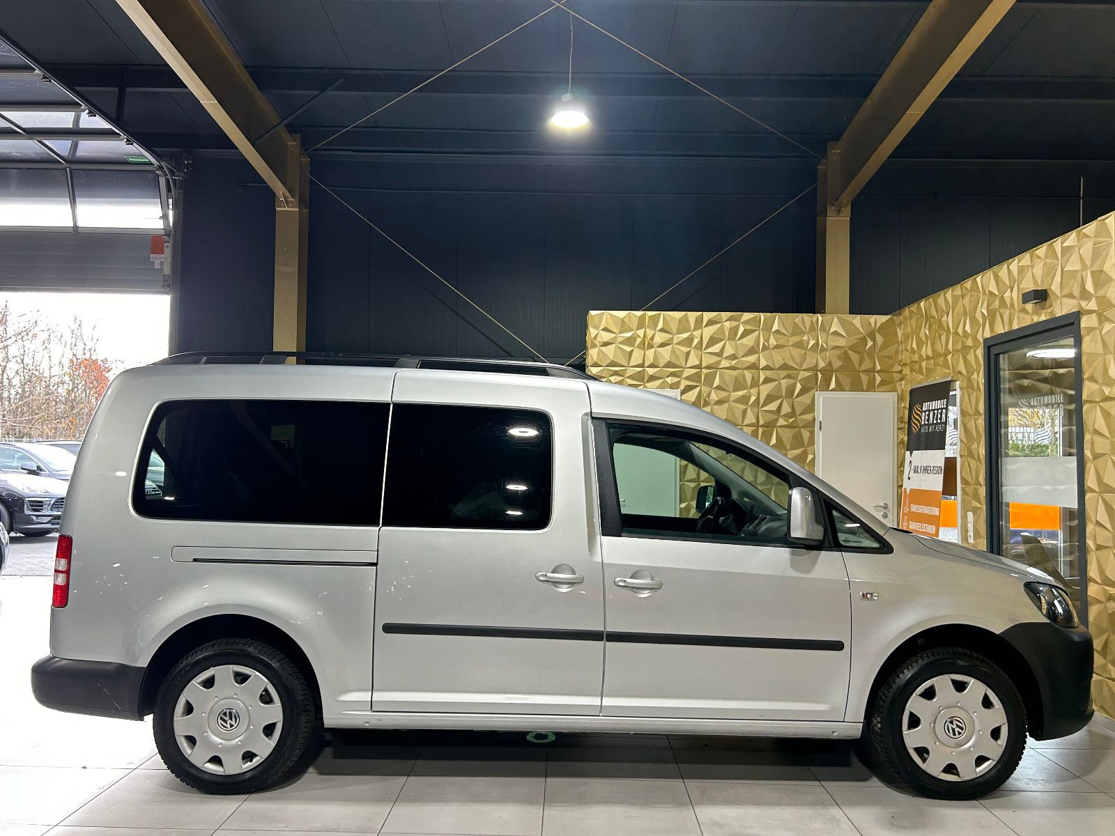 Fahrzeugabbildung Volkswagen Caddy Kasten/Kombi Maxi Trendline/7-SITZ/NAVI/KL