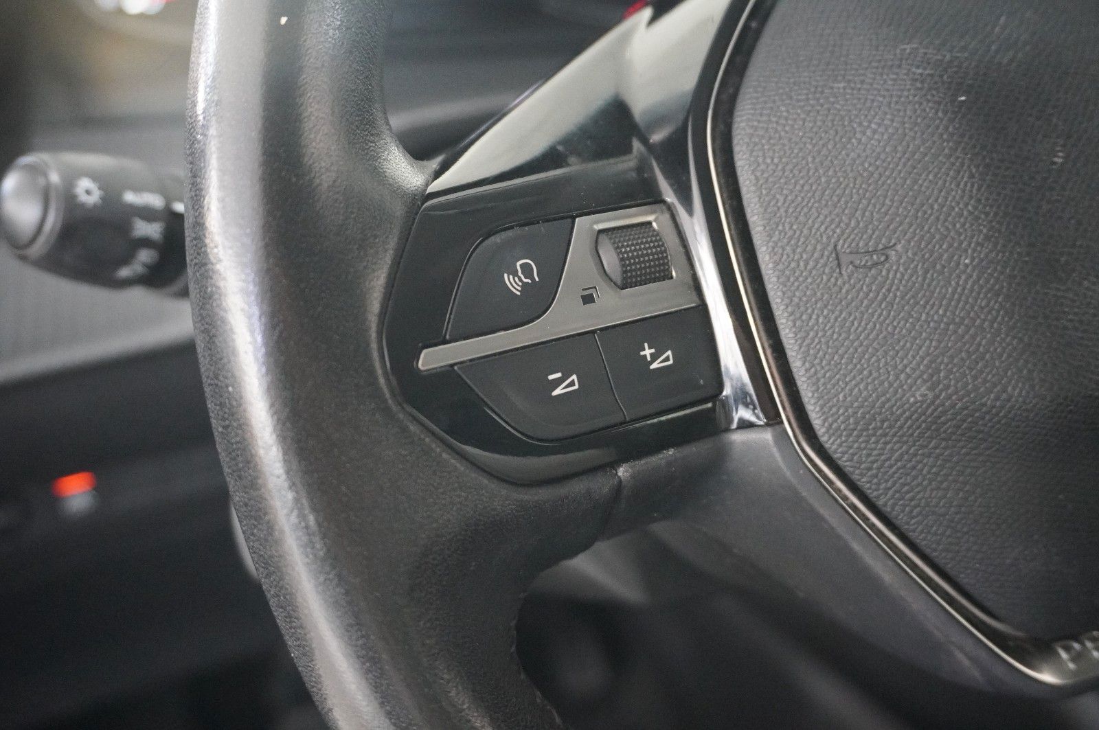 Fahrzeugabbildung Peugeot 208 1.2 ACTIVE PACK NAVI/LED/SPORT/PDC/TEMP./ASS