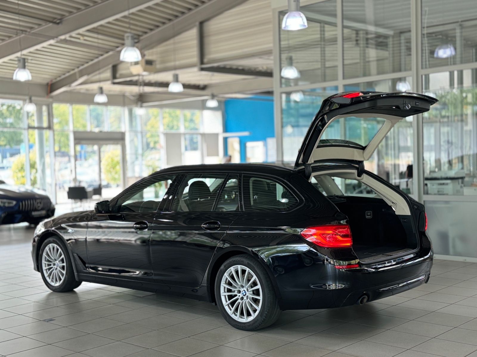 Fahrzeugabbildung BMW 520d Sport Line ACC Kamera HUD HiFi Alarm Komfo