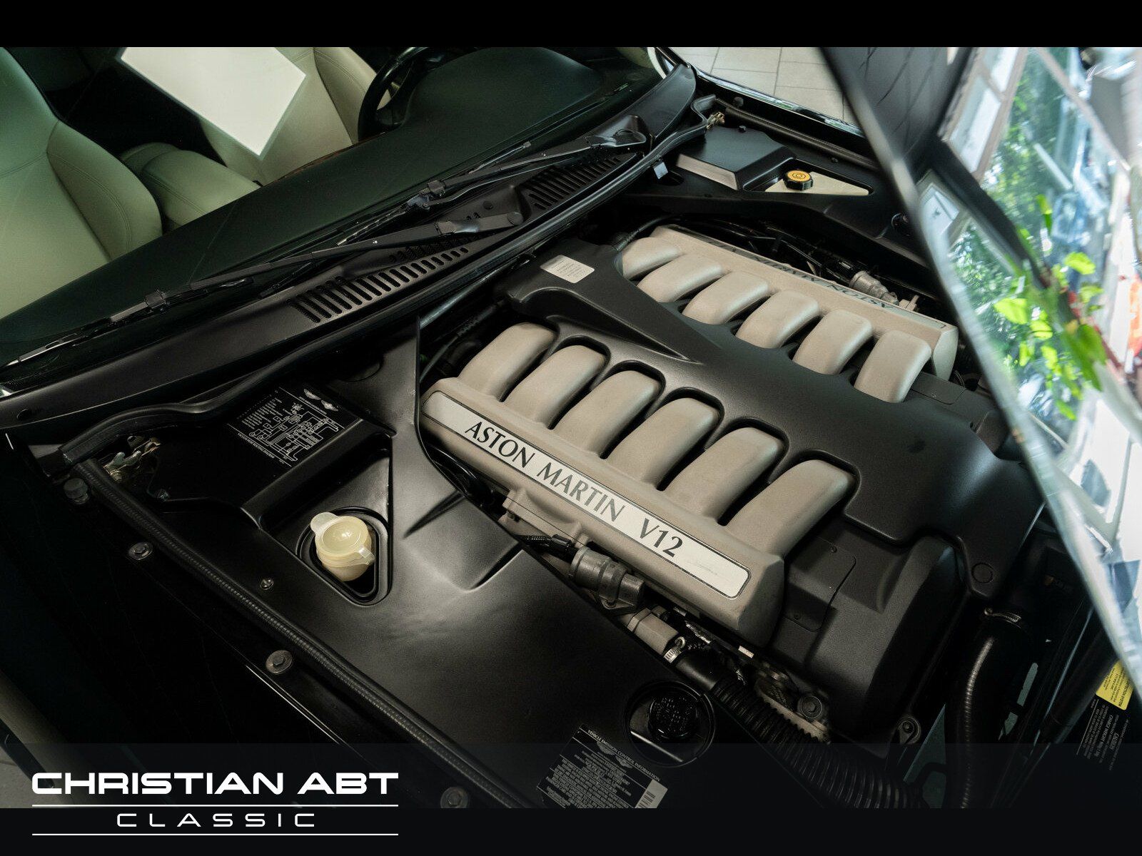 Fahrzeugabbildung Aston Martin Vantage V12