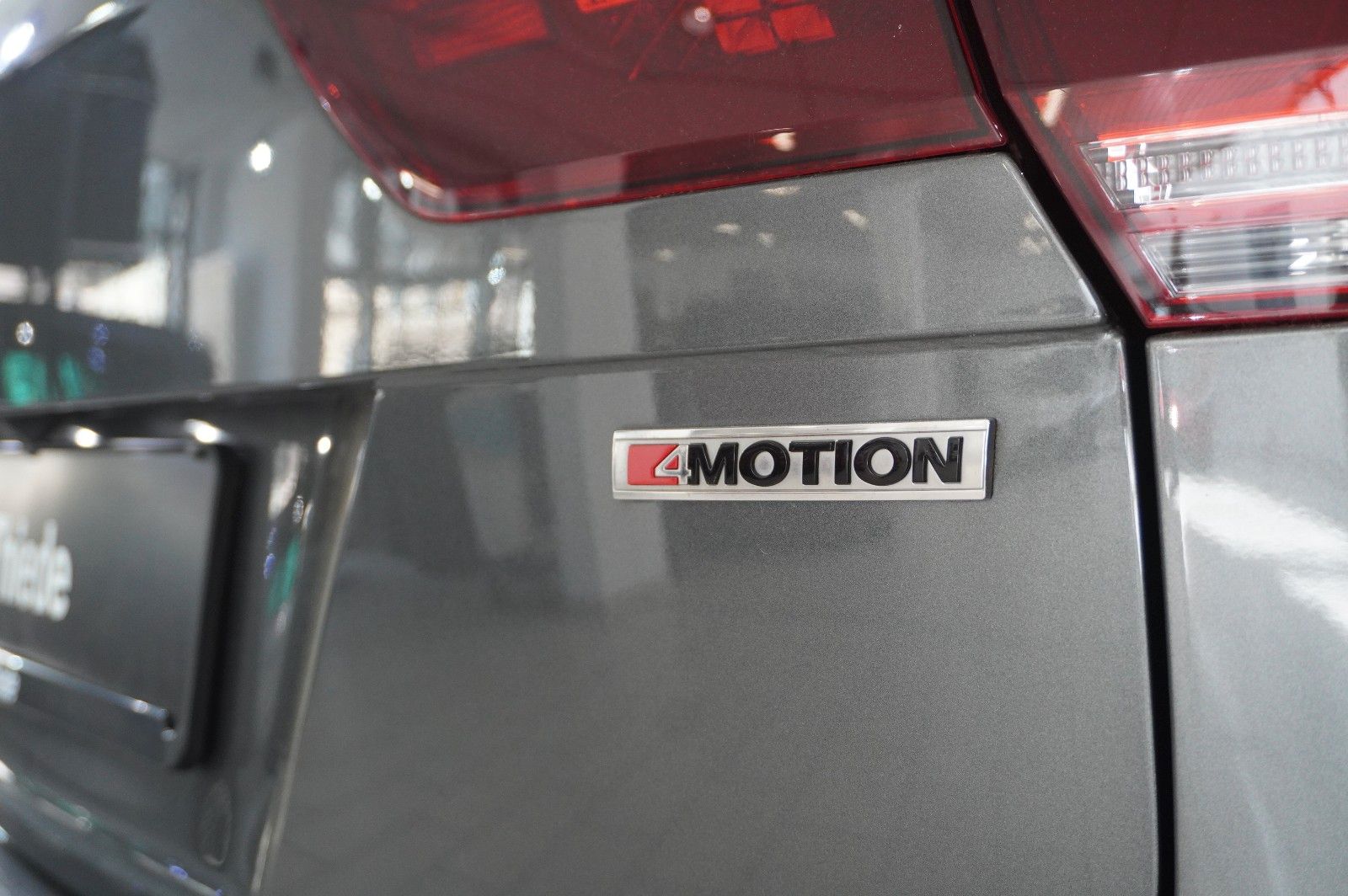 Fahrzeugabbildung Volkswagen Tiguan 2.0 TSI 4MOTION R-LINE NAVI/KAMERA/SH/AHK
