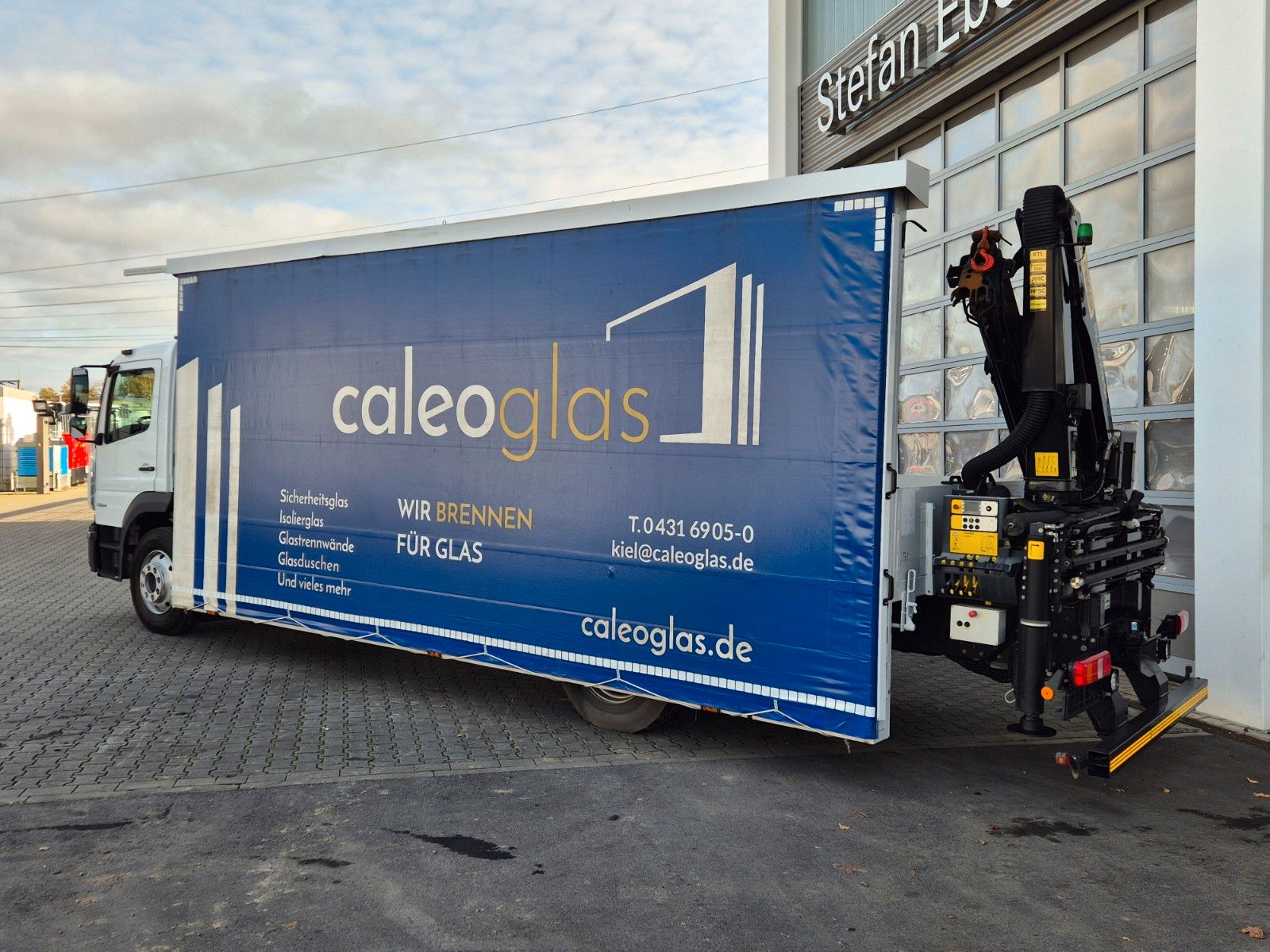 Fahrzeugabbildung Mercedes-Benz Atego 1324 L Glaswand Heckkran PK10002 SH Funk