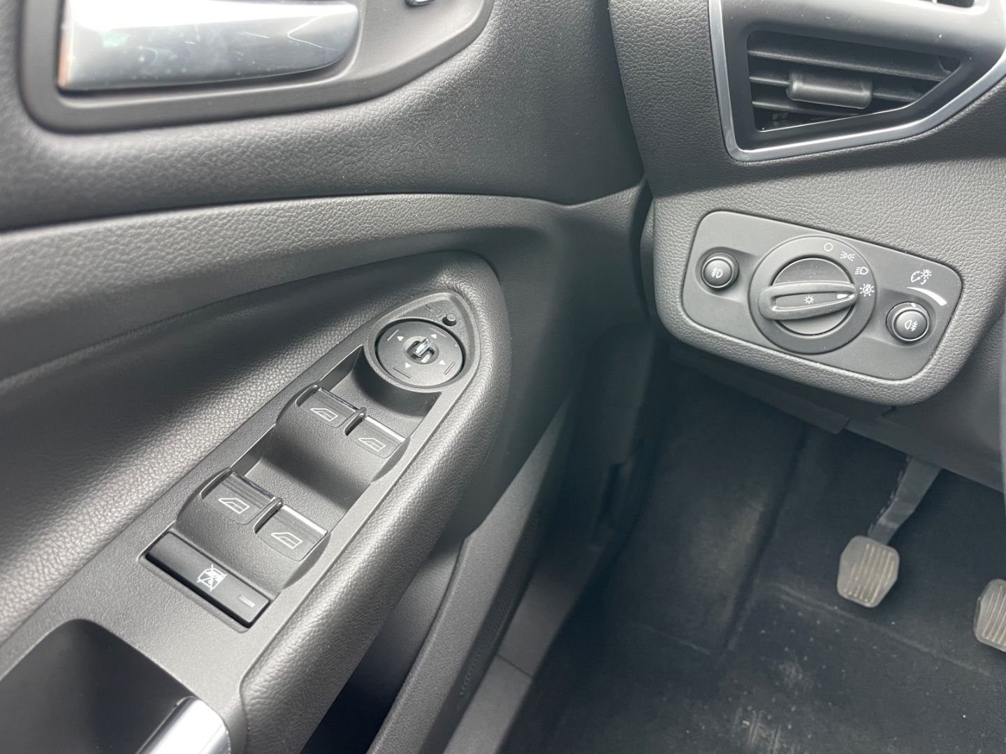 Fahrzeugabbildung Ford Kuga Titanium Klima PDC Navi SHZ heizbWSS Kamera