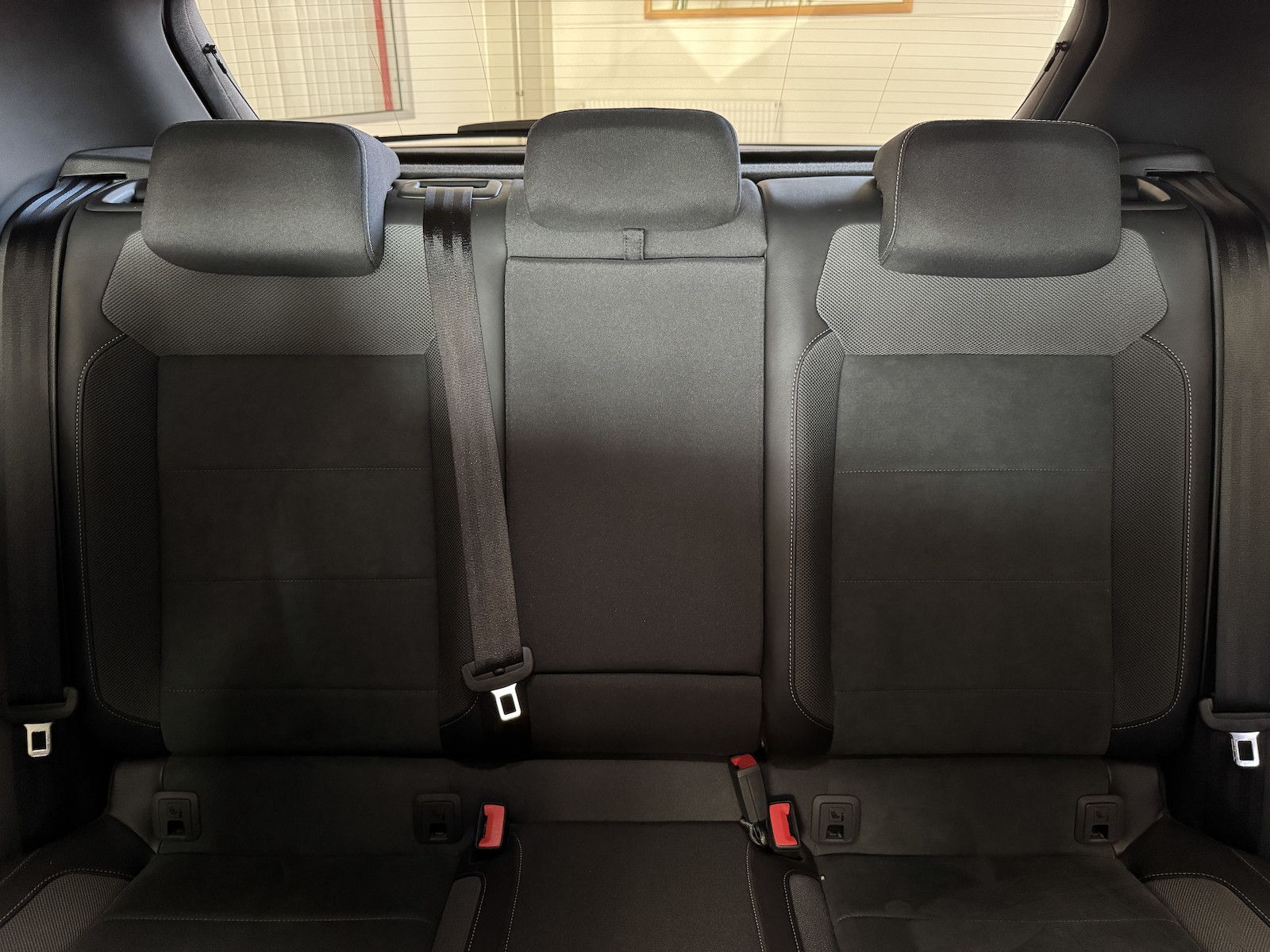 Fahrzeugabbildung Volkswagen T-Roc 1.5 DSG R-Line/Black/1.Hd/Spur/Park/Ahk