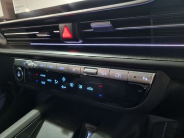 Fahrzeugabbildung Hyundai IONIQ 6 2WD 77,4 229PS UNIQ digitale ASP PanoD.