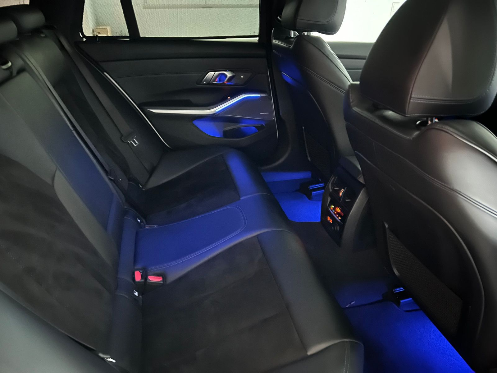 Fahrzeugabbildung BMW 320 d xDrive M SPORT/PANO/HuD/H&K/VRTL COCKPIT