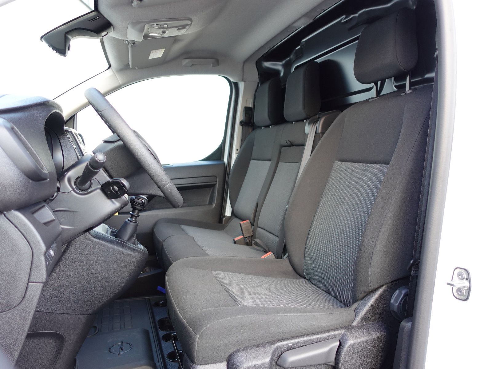 Fahrzeugabbildung Opel Vivaro Cargo 1.5 D Edition M  Klima, Allwetter