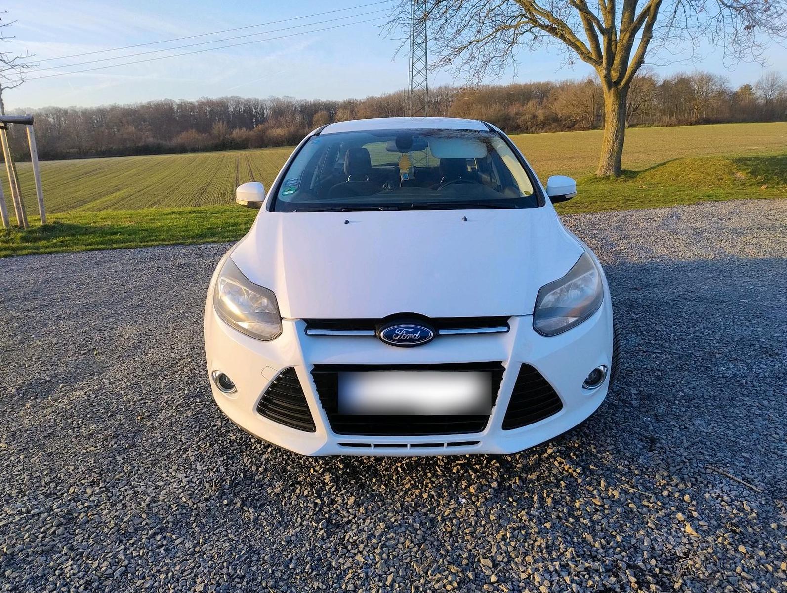 Ford Focus 2012 — interior