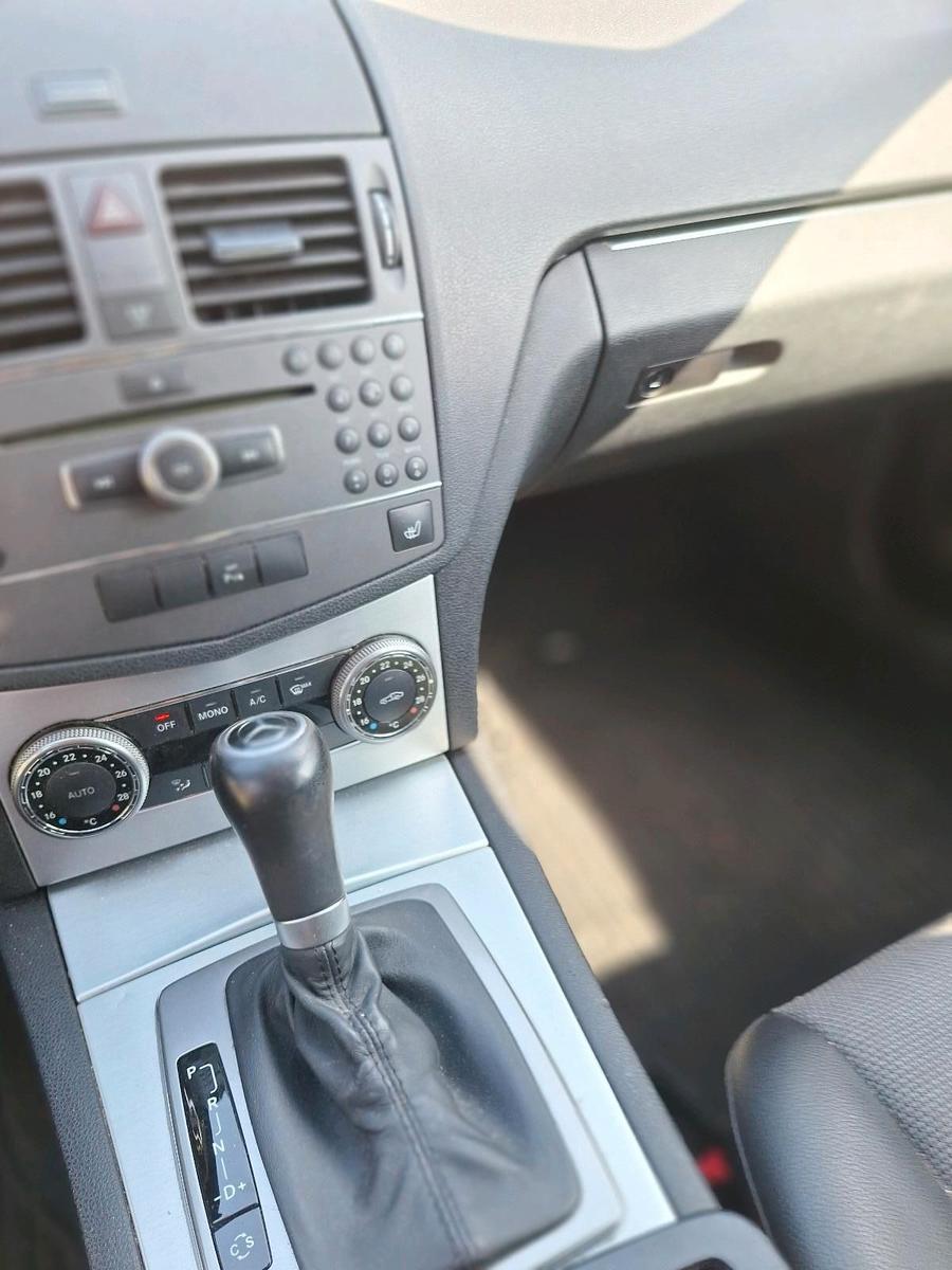 Mercedes-Benz C200 2009 — photo 12