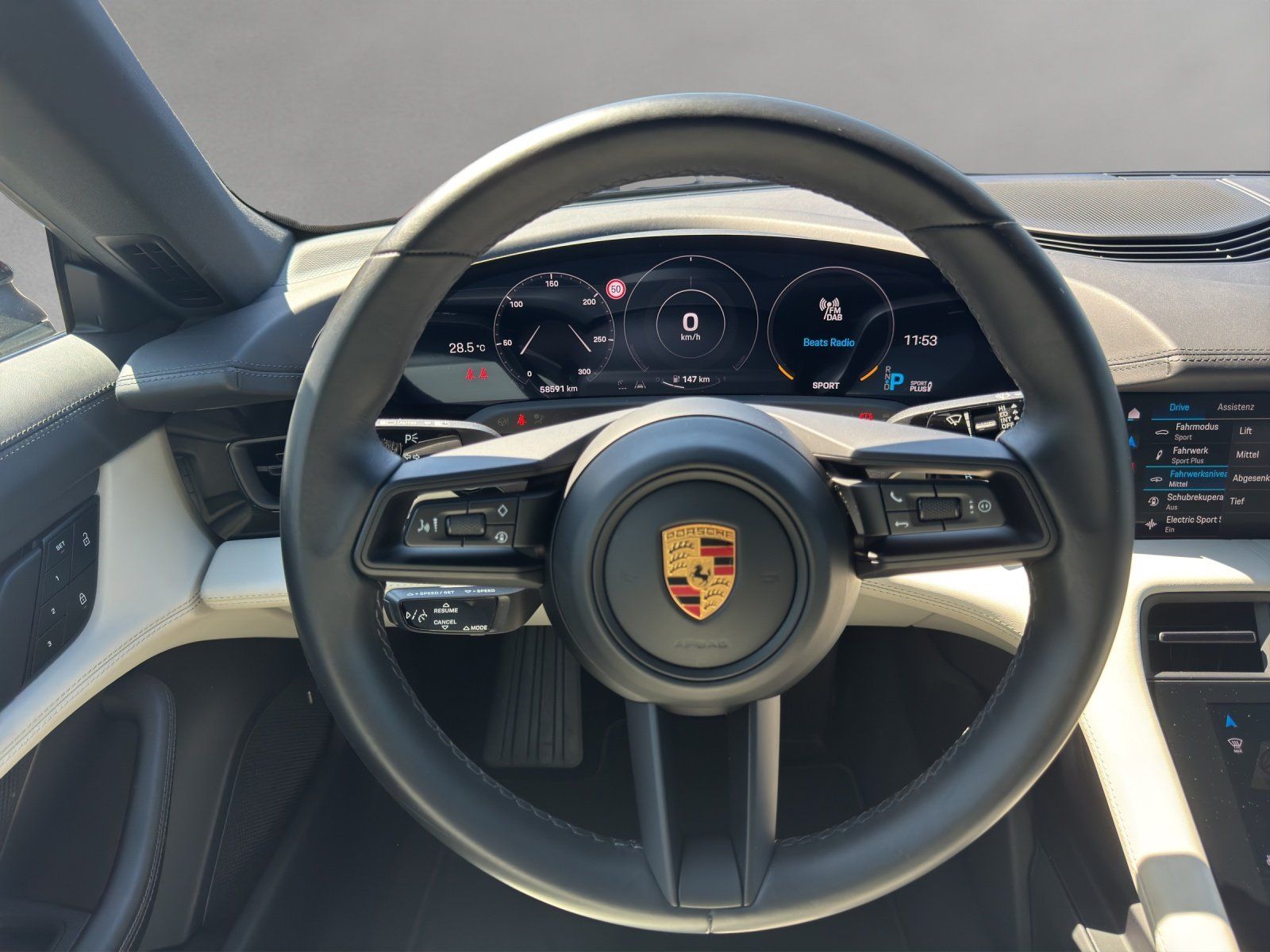 Fahrzeugabbildung Porsche Taycan Plus/SPORT-DESIGN/PASM/PANO/WÄRMEPUMPE/
