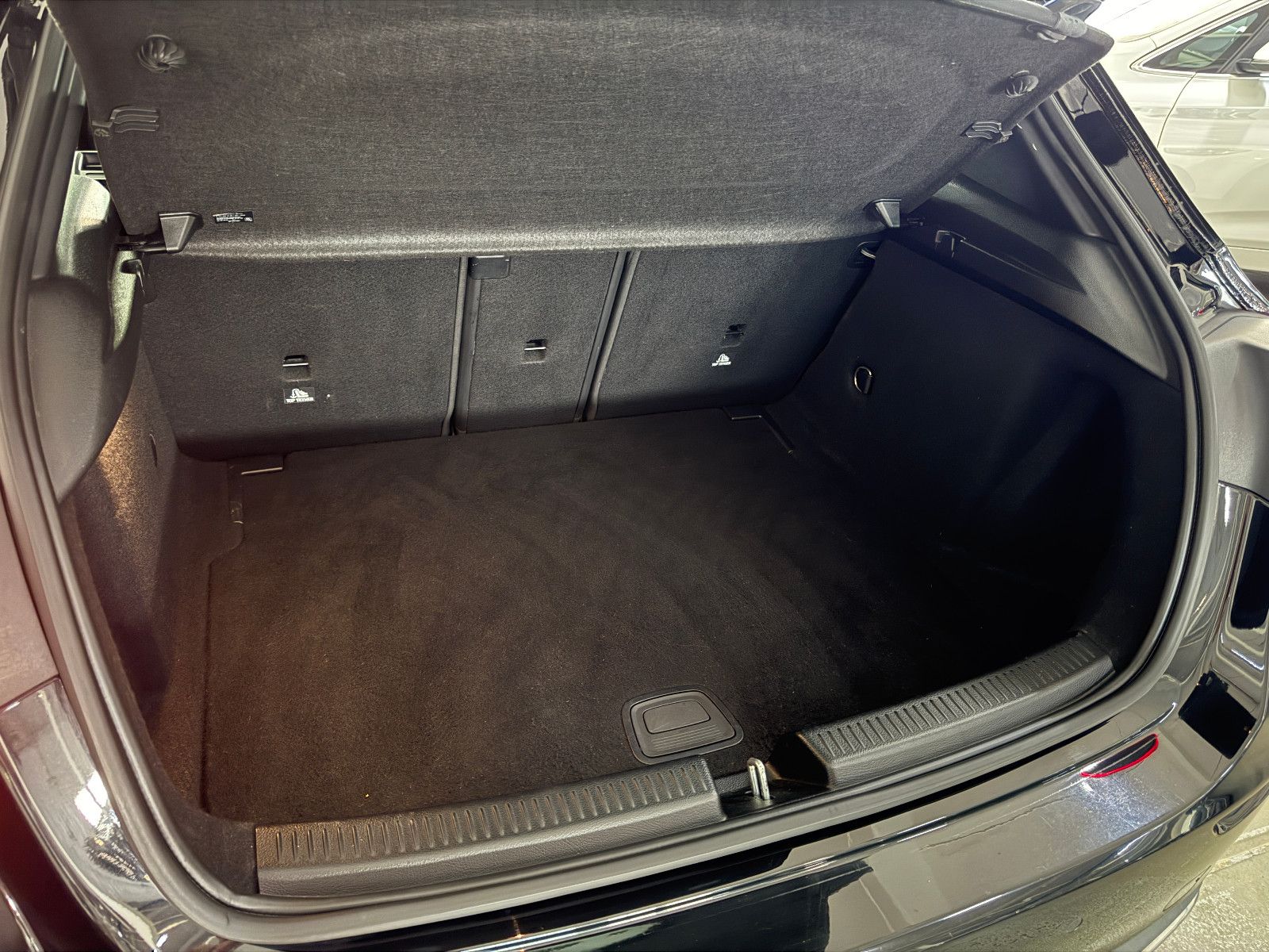 Fahrzeugabbildung Mercedes-Benz A 180 d PROGRESSIVE SPORTPAKET LED NAVI MBUX +