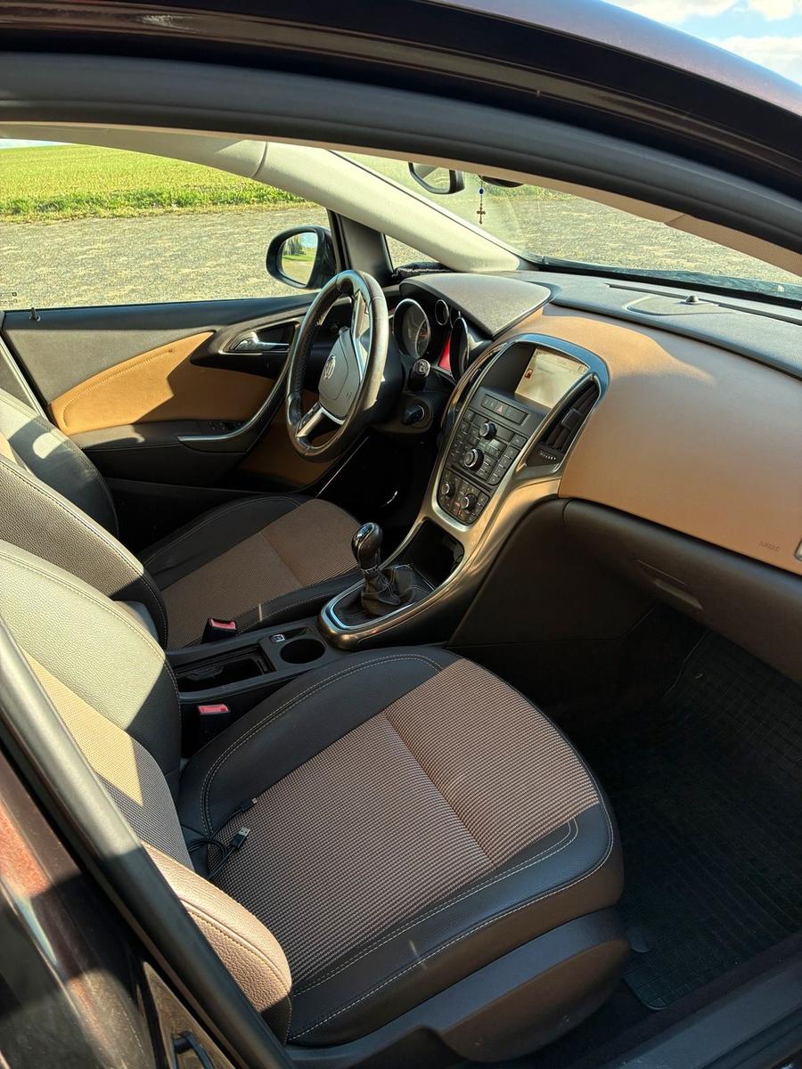Opel Astra 2012 — rear view