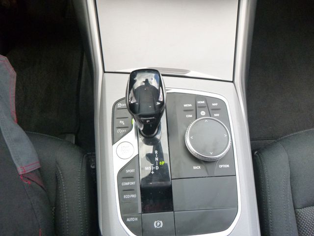 Fahrzeugabbildung BMW 320 i Lim >AUT/NAV/LED/TEMP/Sitzheiz<