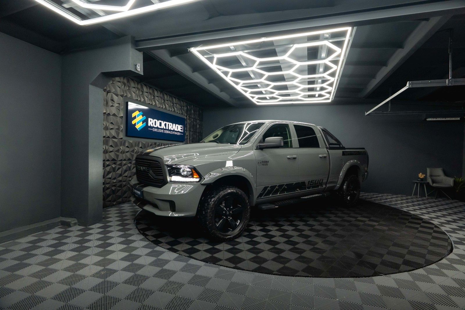 Fahrzeugabbildung Dodge RAM 5.7 V8 HEMI 4x4 OFFROAD Night-Paket LONGBED