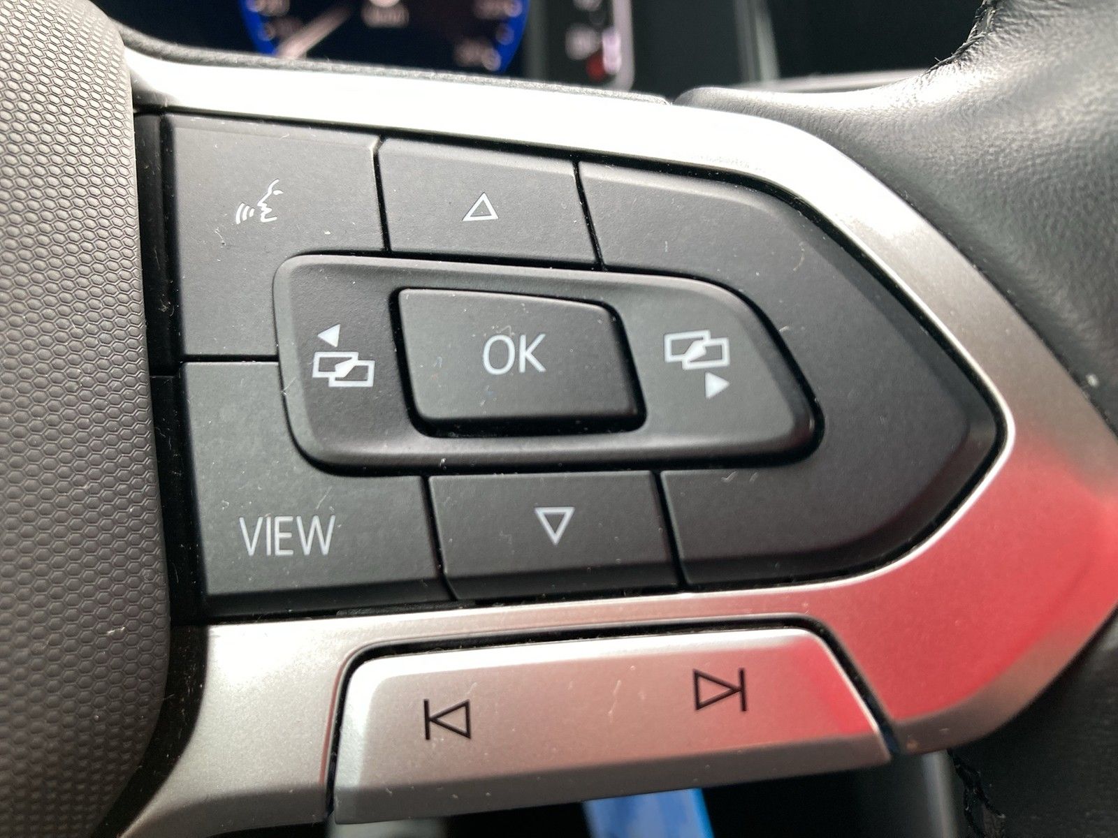 Fahrzeugabbildung Volkswagen Polo TSI Active DSG LED Navi AID ACC PDC SH