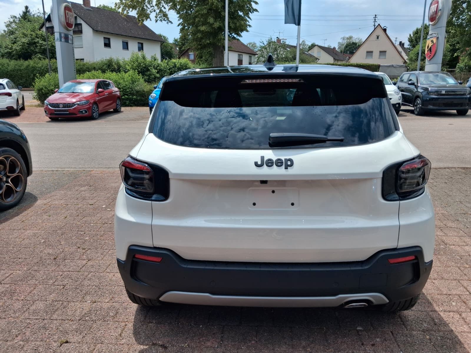 Fahrzeugabbildung Jeep Altitude Black Edition Leder Massage ACC