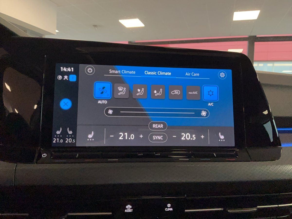 Fahrzeugabbildung Volkswagen Golf VIII Active 1.5 eTSI DSG Pano LED