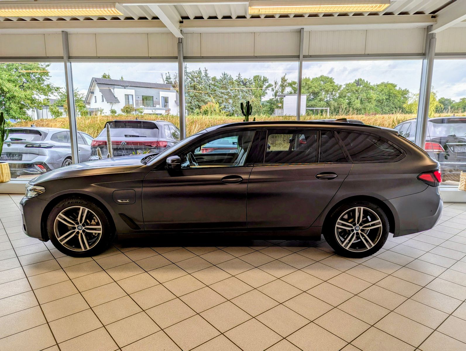 BMW 530 e Frozen-Dark Shadow LED Kamera AHK 4-Zonen - Image 4