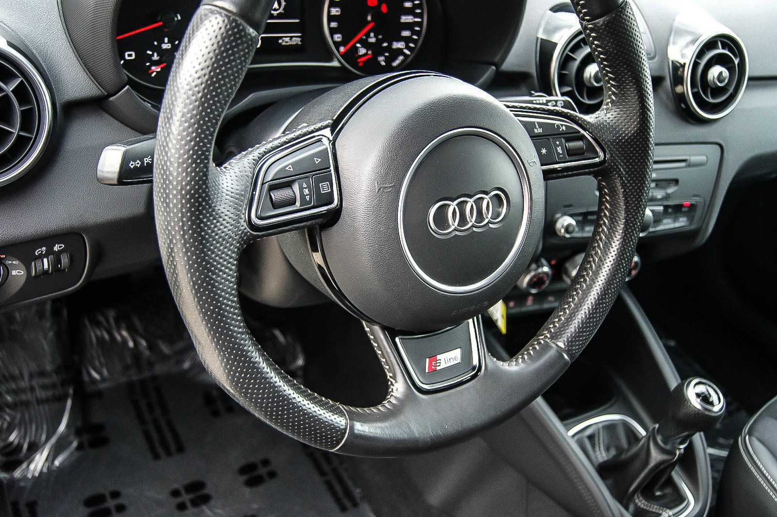 Fahrzeugabbildung Audi A1 Sportback S line Sportpaket NAVIGATION PDC