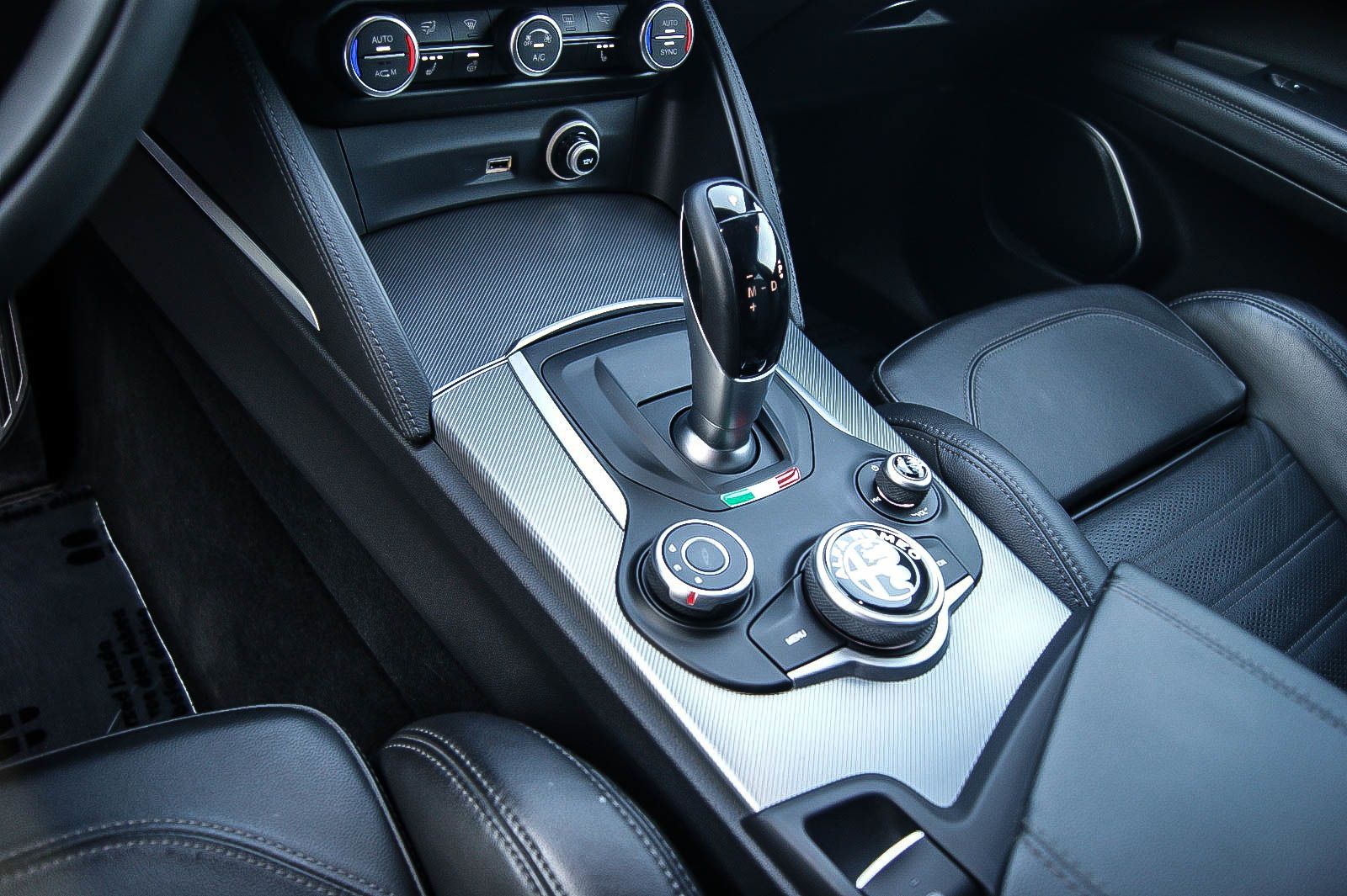 Fahrzeugabbildung Alfa Romeo Stelvio Super Q4 LUSSO SPORTPAKET LEDER WINTER