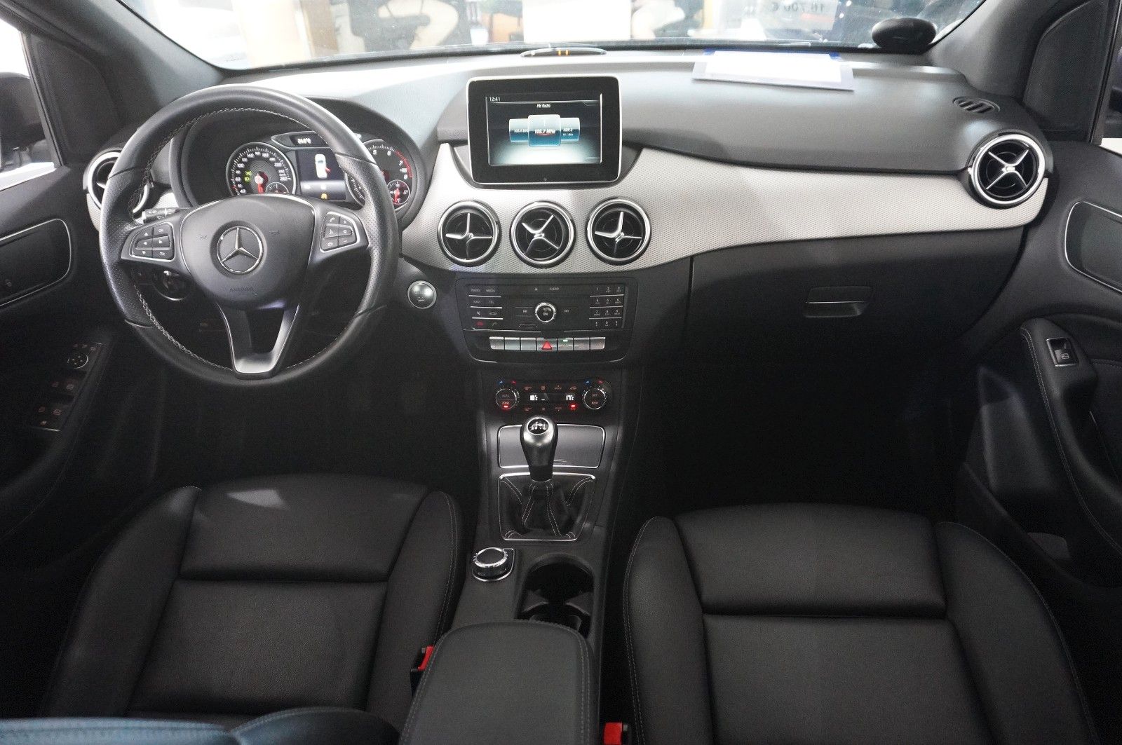 Fahrzeugabbildung Mercedes-Benz B 200 URBAN NAVI/LED/SHZ/PDC/TEMP./LEDER/KLIMA