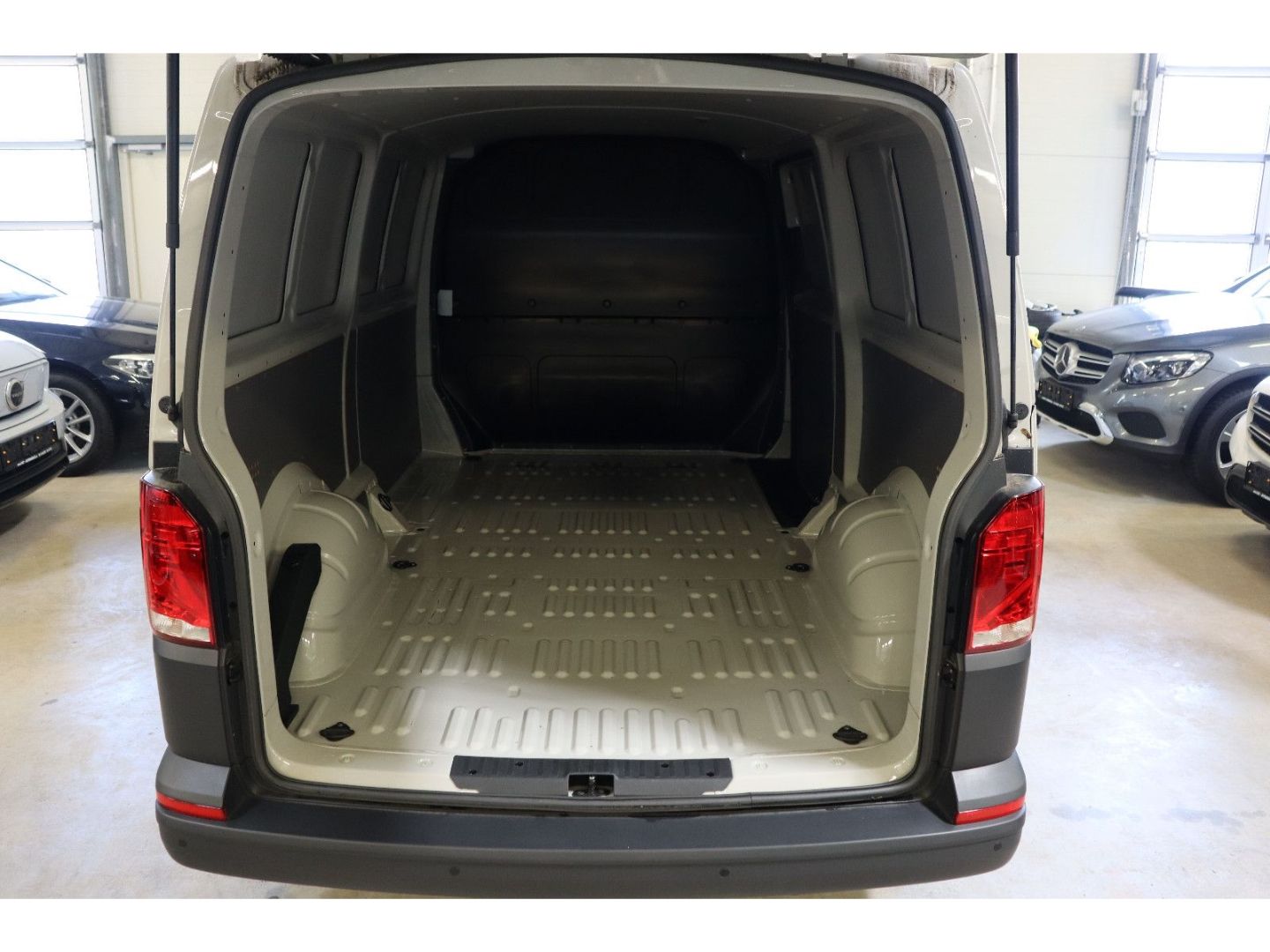 Fahrzeugabbildung Volkswagen VW T6.1 ABT e-Kasten LR DSG DAB Klima PDC 3-Sit