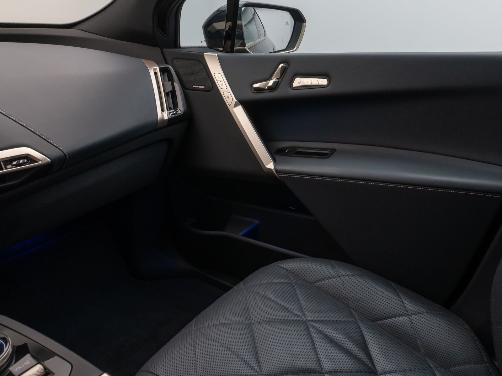 Fahrzeugabbildung BMW iX xD50 Sport 360°H/K DAB SoftCl AHK Komfort 21"