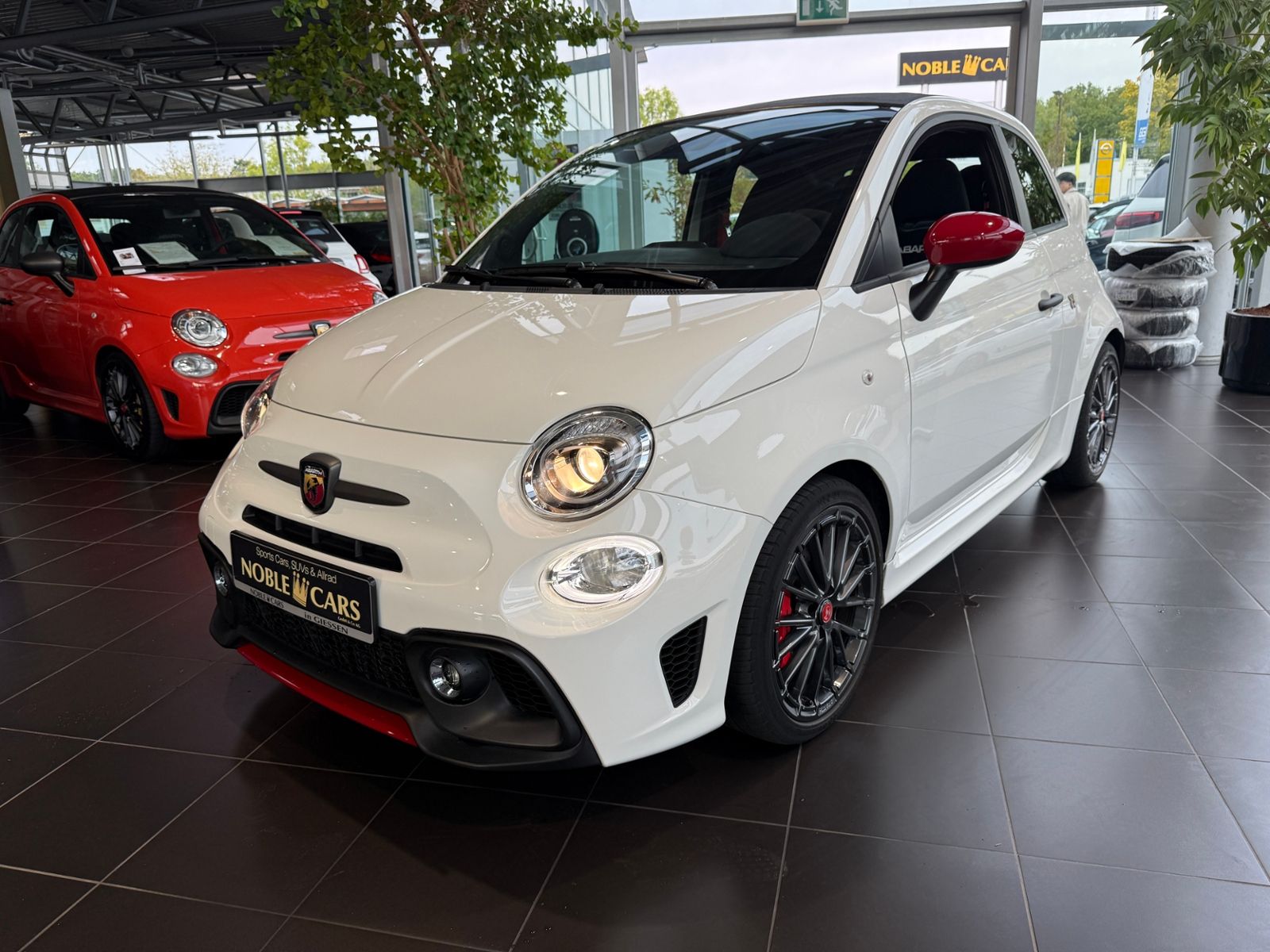 Fahrzeugabbildung Abarth 695C SABELT BREMBO RED-Paket CarPlay