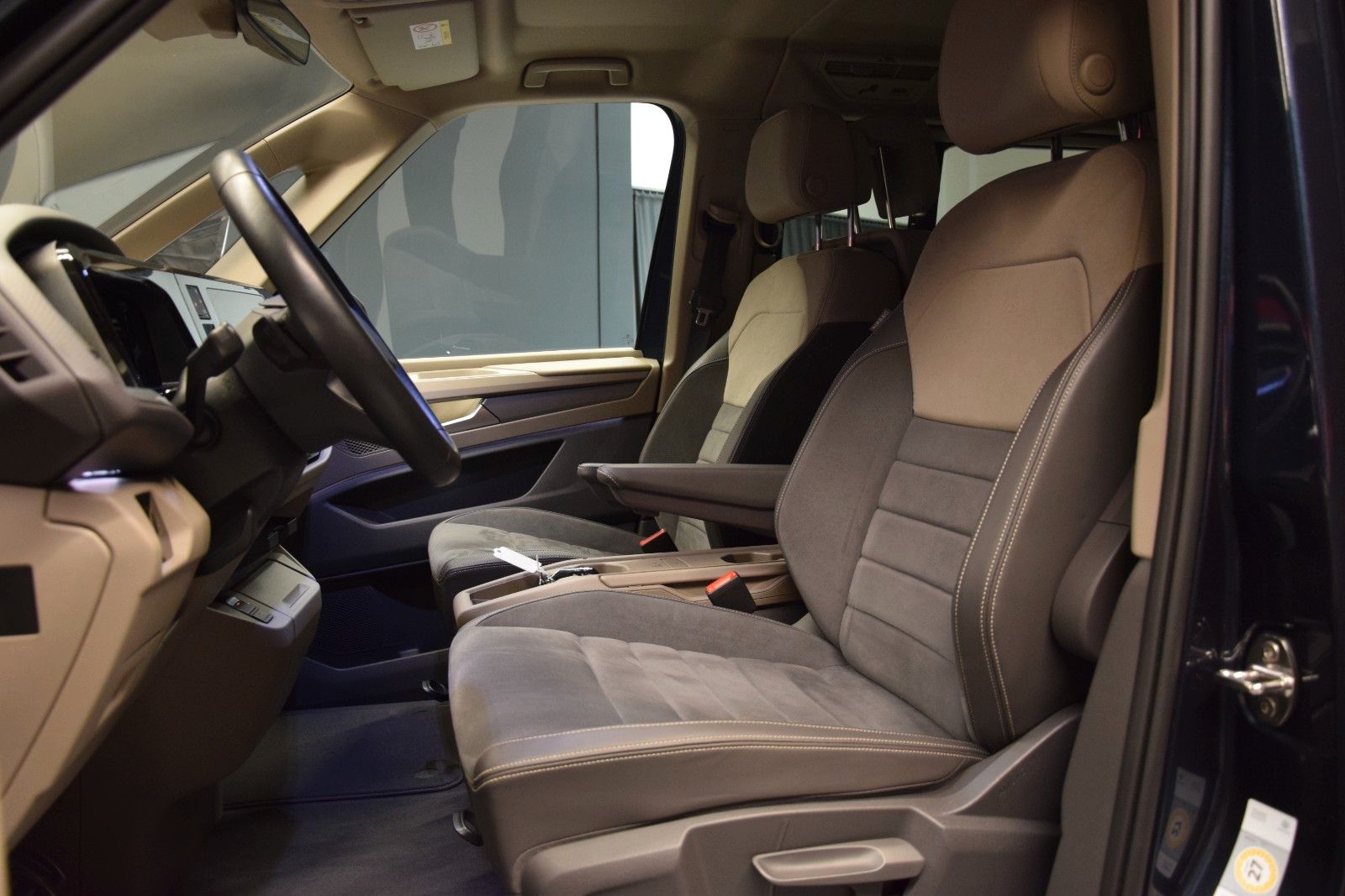 Fahrzeugabbildung Volkswagen T7 Multivan Style lang H&k vis-a-vis AHK ACC StH