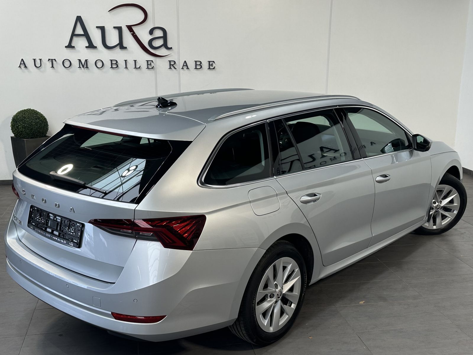 Fahrzeugabbildung SKODA Octavia Combi 2.0 TDI DSG Style NAV+LED+AHK+17ZO