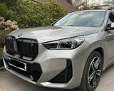 BMW iX1 xDrive30 - - silberne BMW iX1