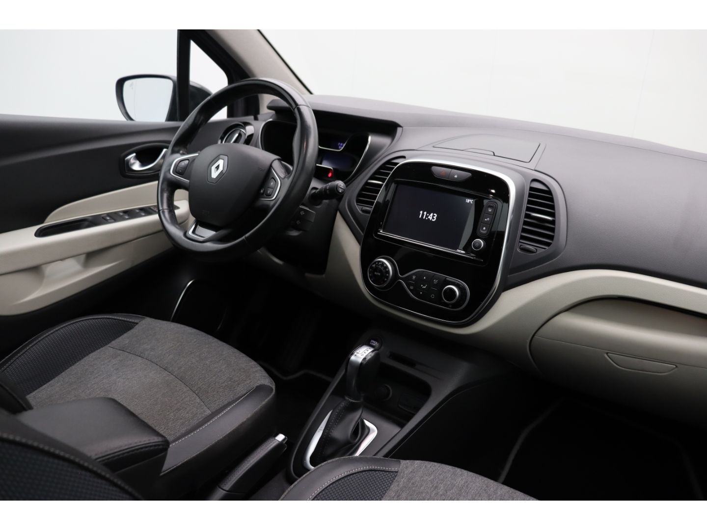 Fahrzeugabbildung Renault Captur Totwinkelass. Panorama AppleCP LED