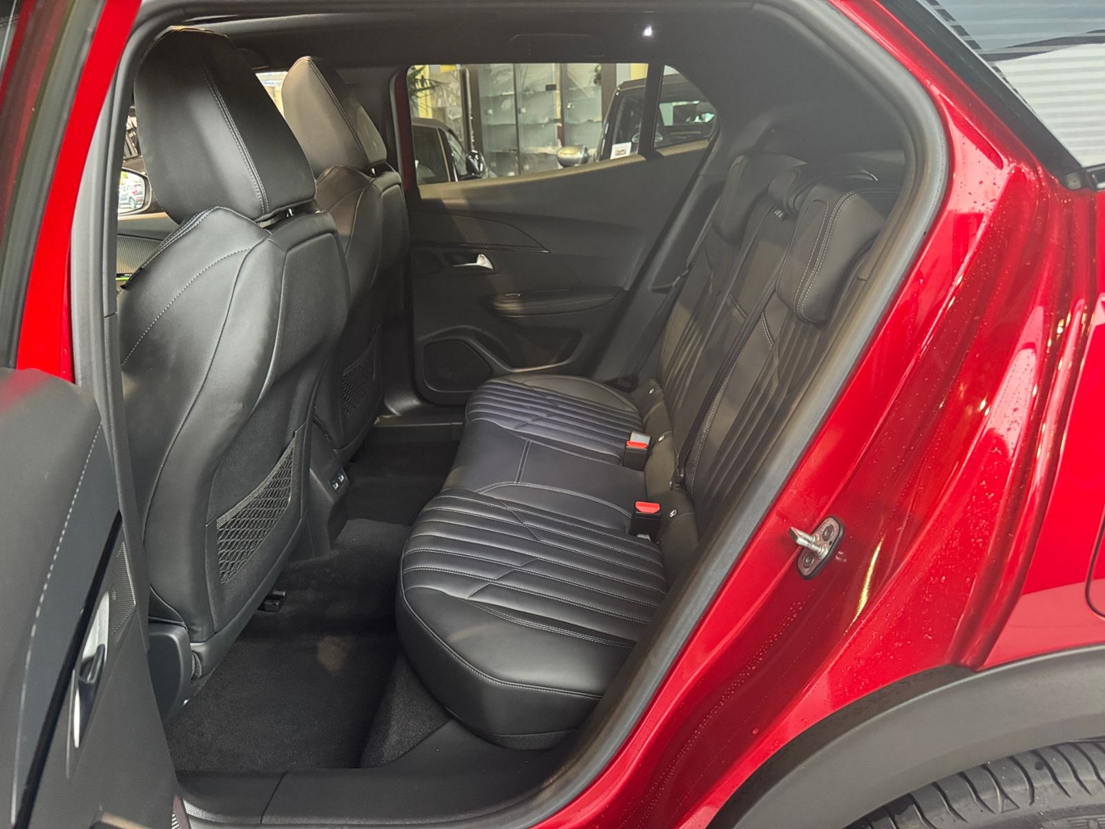 Fahrzeugabbildung Peugeot 2008 GT PANO LED NAVI ALU